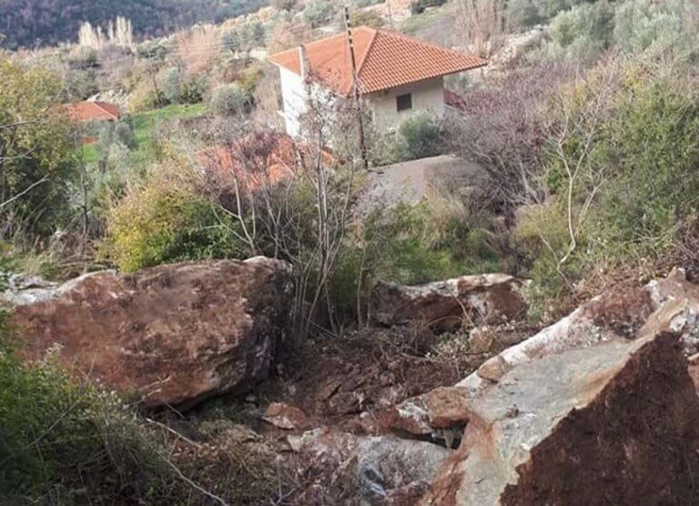 Ηλεία: Τεράστιοι βράχοι πάνω από τα σπίτια τους – Φόβοι μετά τις τελευταίες κατολισθήσεις